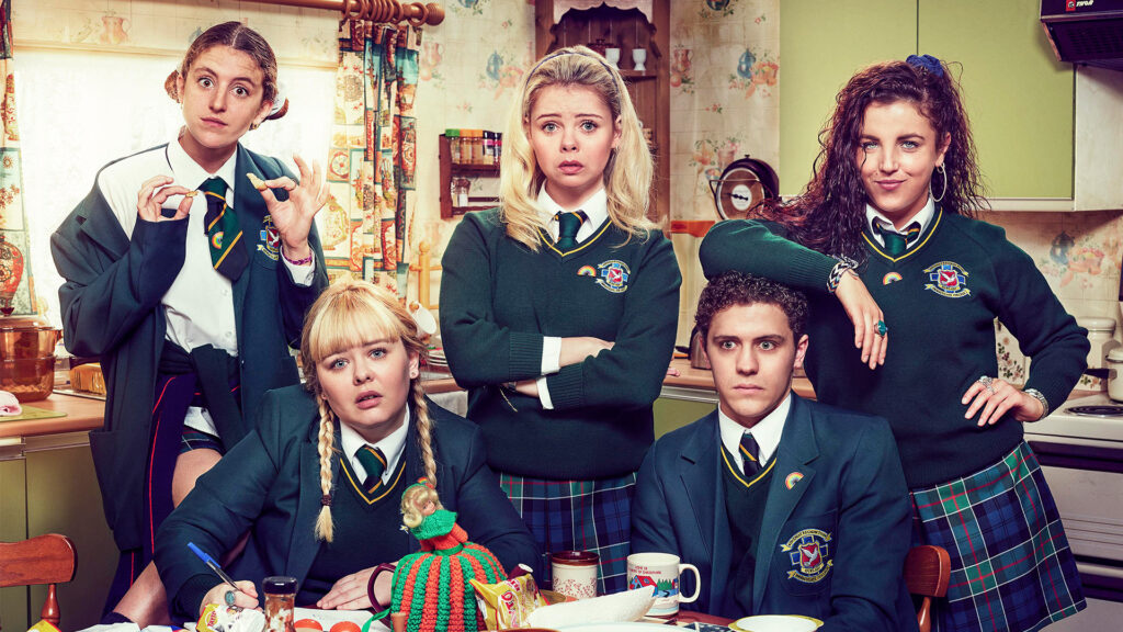 Bohaterowie serialu Derry Girls, irlandzka młodzież w mundurkach szkolnych