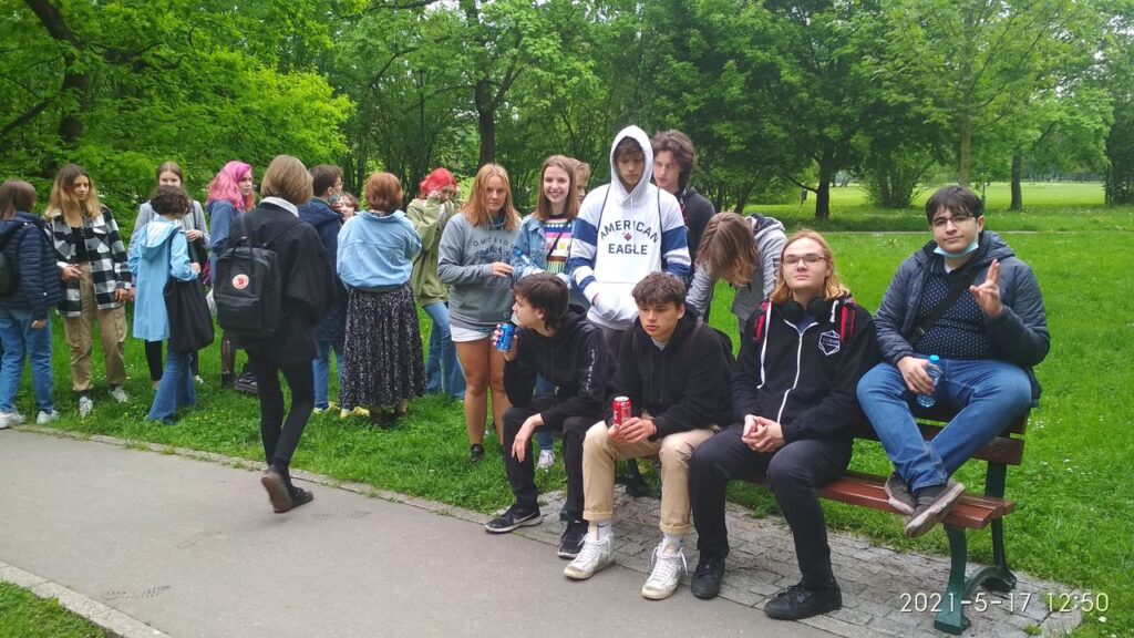 Grupa młodzieży w parku