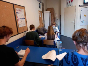 uczniowie piszący egzamin w sali lekcyjnej