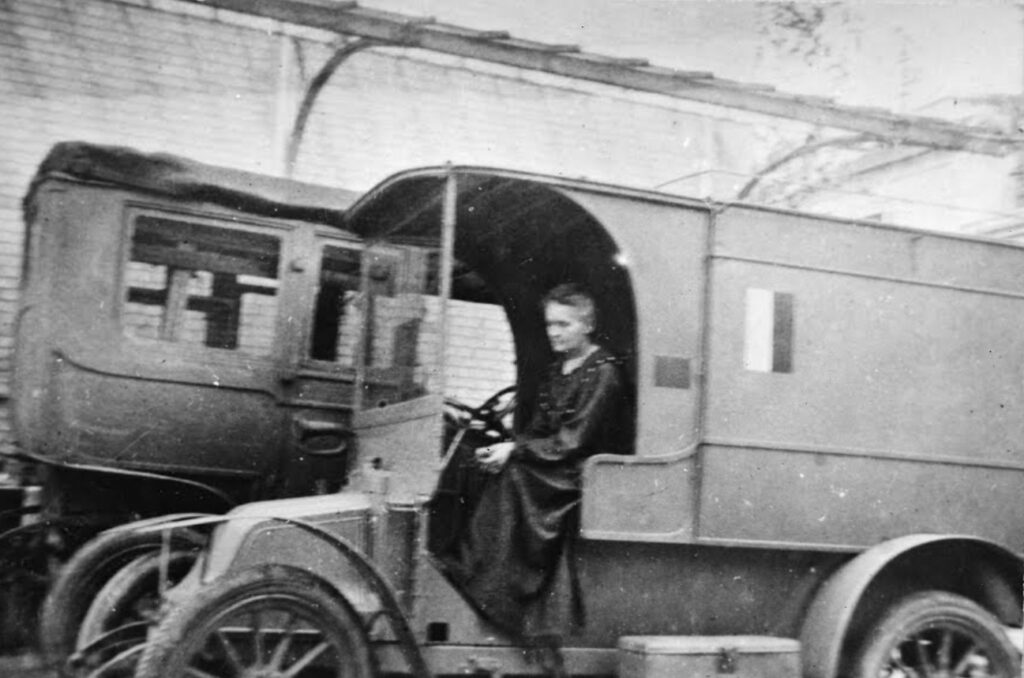 Fotografia: Maria Skłodowska-Curie za kierownicą ambulansu rentgenowskiego, aut. fot. nieznany, październik 1917, Muzeum Curie w Paryżu, licencja PD, źródło: Google Arts & Culture